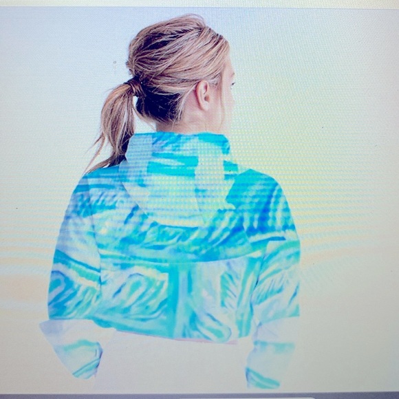 WindbreakerClouds and waves - Picture 3 of 3